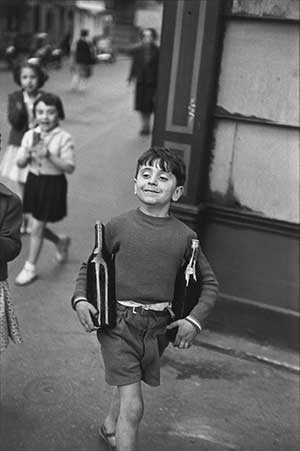 photo d'un enfant dans les rues de Paris