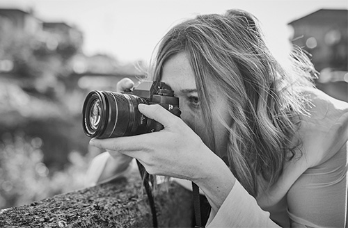 Eleve de Stages de vacances pour ado á Lamorlaye en train de faire une photo