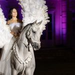 Femme avec des ailes d'ange à cheval à la Fête du Cheval 2024 à Lamorlaye.""