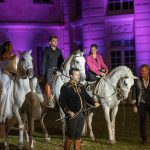 Spectacle équestre nocturne avec chevaux et lumières à la Fête du Cheval 2024 à Lamorlaye."