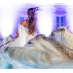 "La Fête du Cheval à Lamorlaye, une célébration équestre nocturne remplie de lumière et de spectacles éblouissants.""